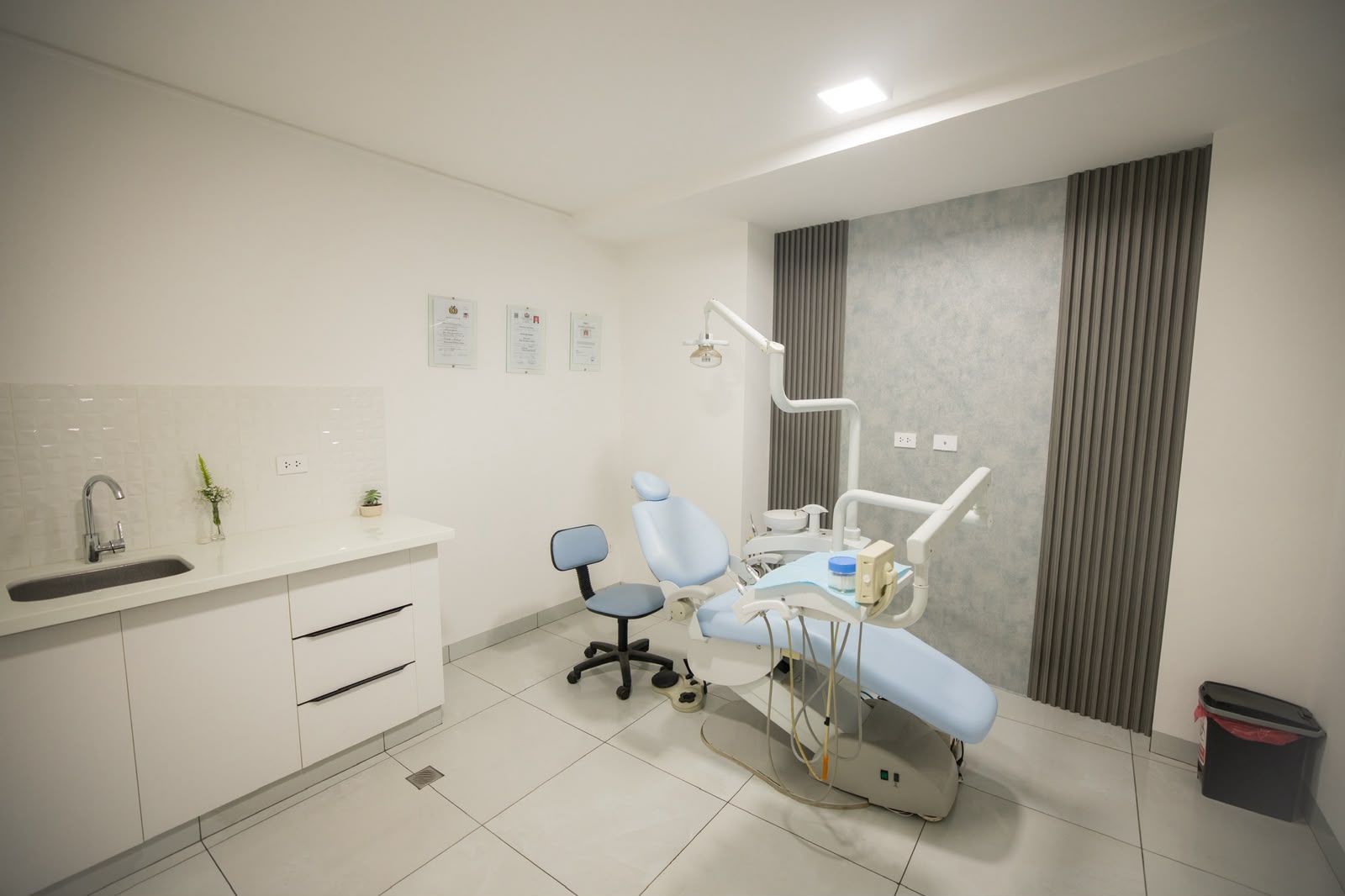 Consultorio dental con sillón celeste
