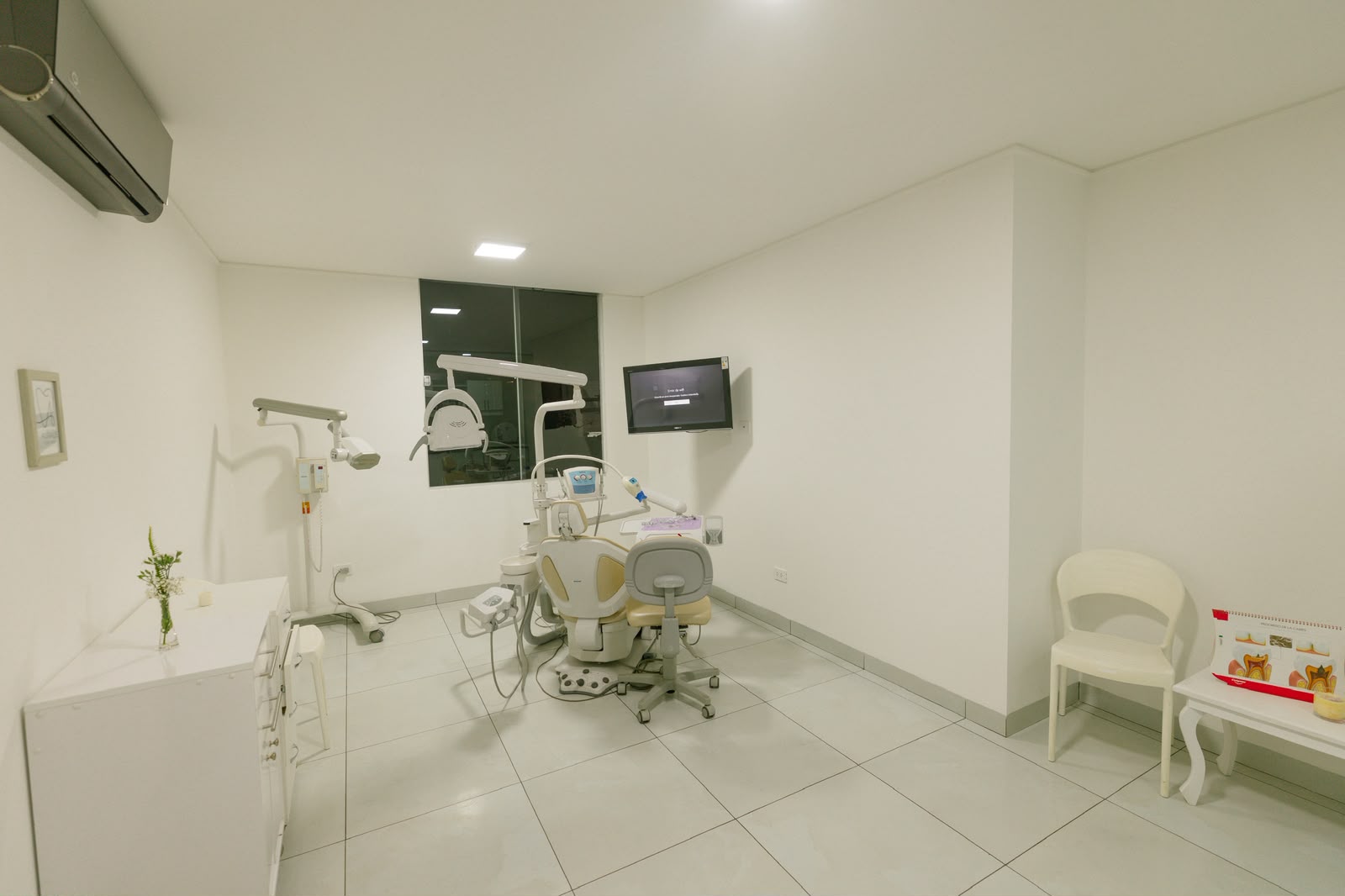 Consultorio dental equipado con monitor y rayos X