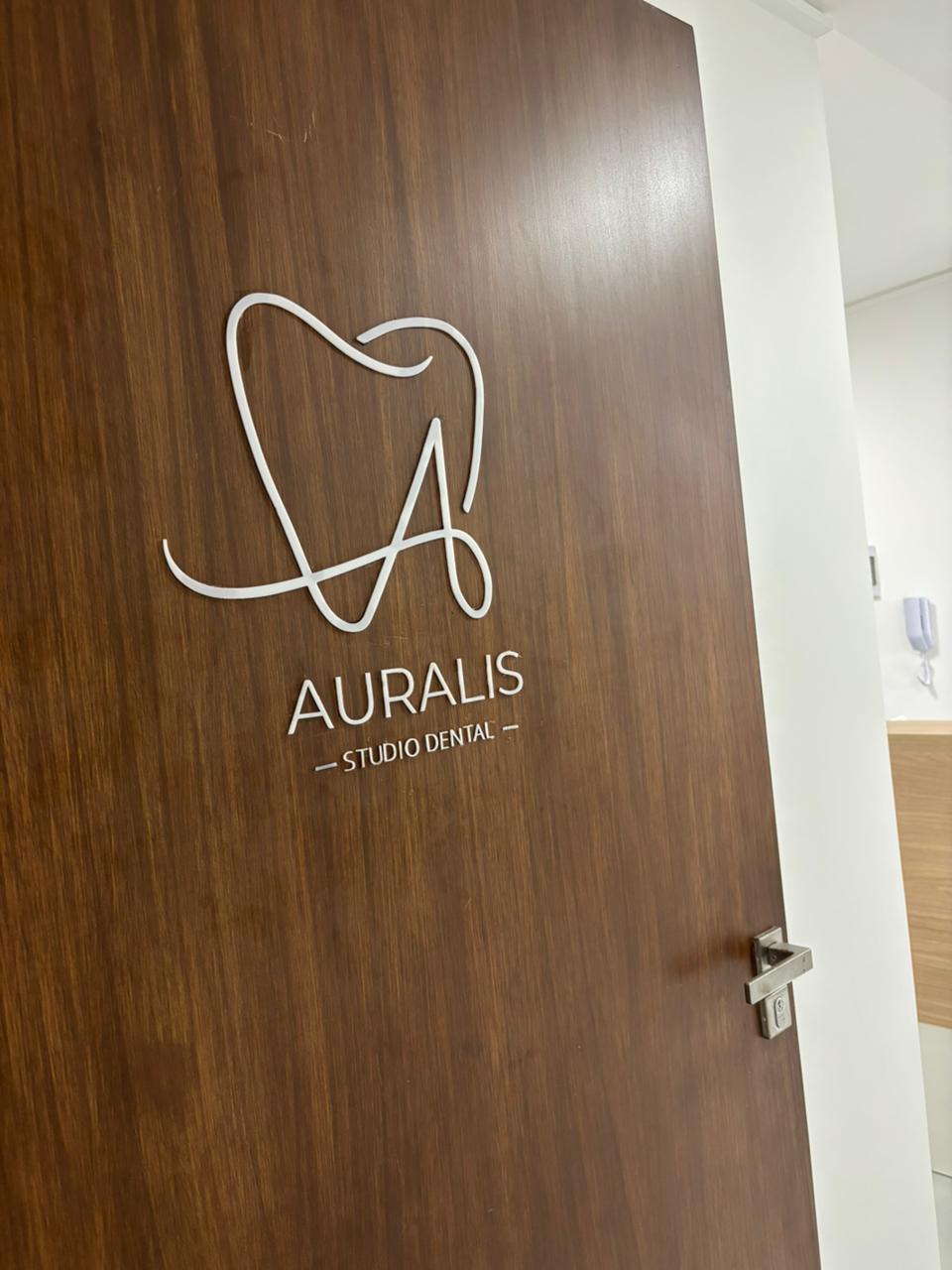 Puerta de ingreso de Auralis Studio Dental con el logo